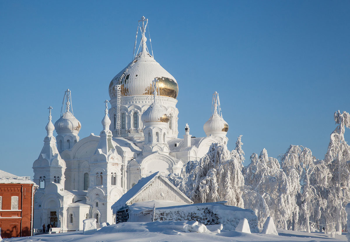 Hiver divin: le monastère Belogorski enneigé en d’incroyables