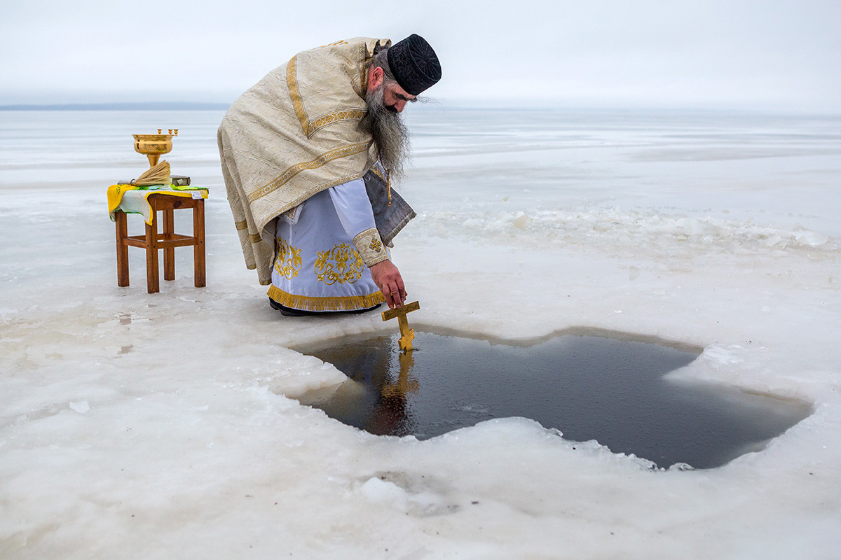 Les « Jourdains » pour le bain sont aménagés dans des lacs et plans d’eau à côté d’églises et monastères comme celui-ci en Carélie.

