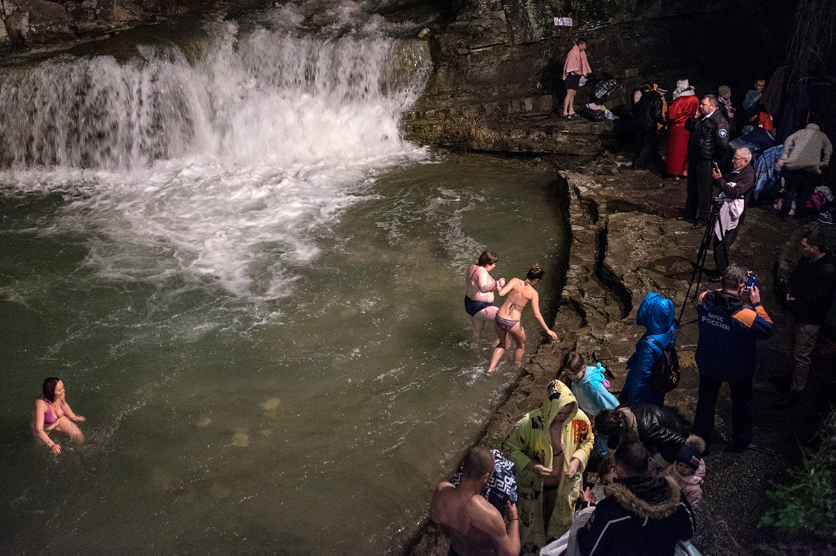 Des habitants de la région de Krasnodar, dans le Sud, se baignent même dans des chutes d'eau.

