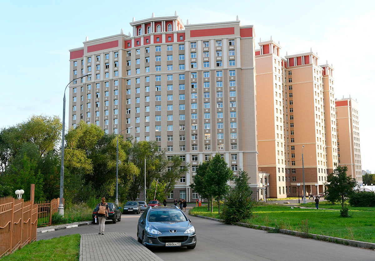 Общежитие мгу. Общежитие МГУ им. м. в. Ломоносова, Москва. Общежитие МГУ на Ломоносовском проспекте. Общежитие МГУ новый корпус. ДСЛ МГУ имени м в Ломоносова общежитие Москва.