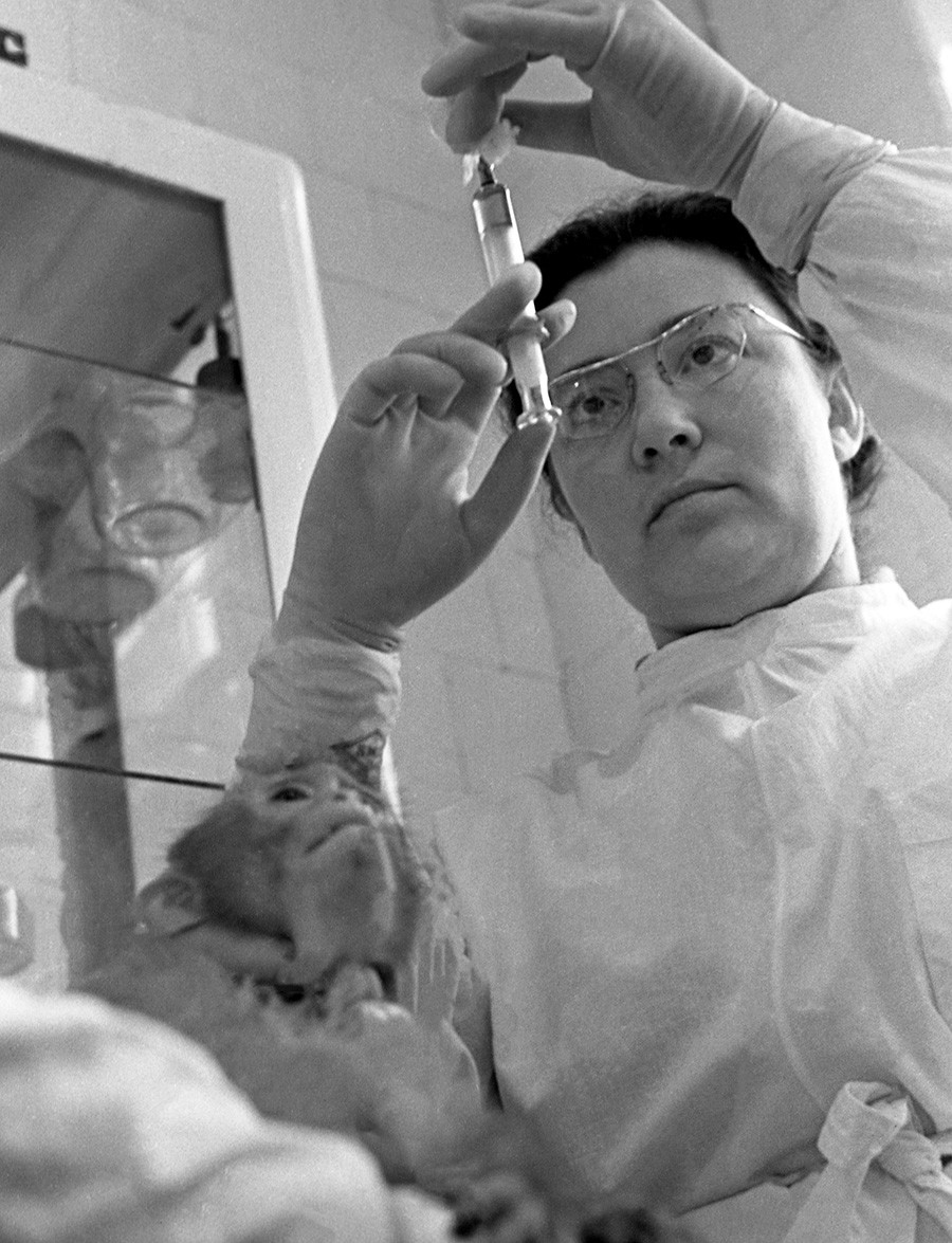 Institut de la poliomyélite et des encéphalites virales (désormais nommée d'après Mikhaïl Tchoumakov)