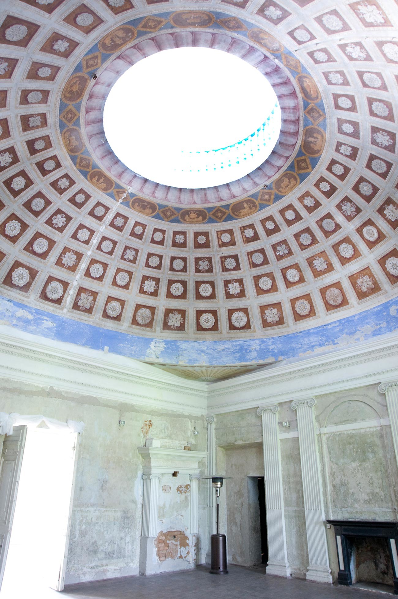Znamenskoye-Rayok. Mansion interior. Great hall with dome. May 14, 2010