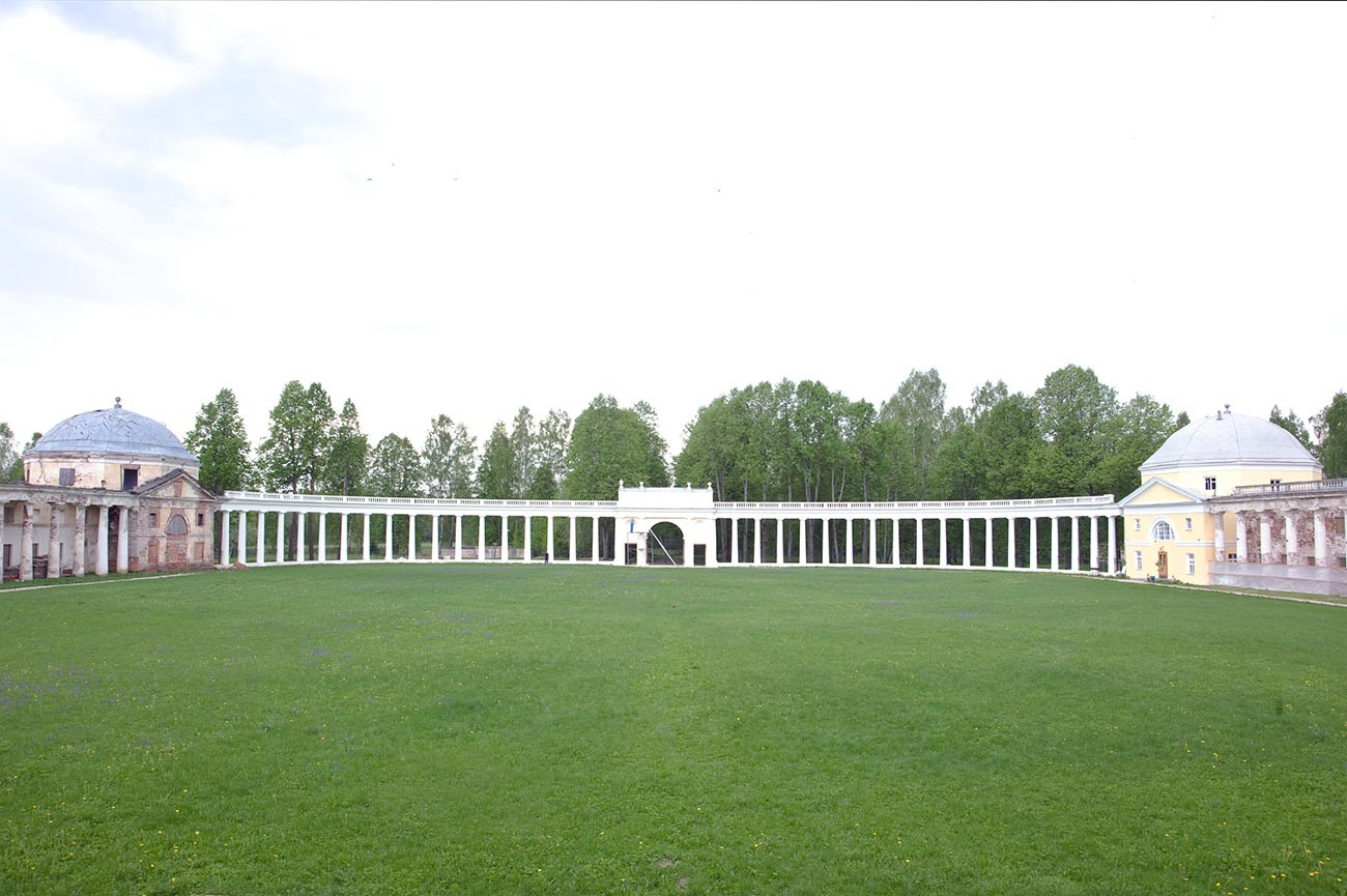 Znamenskoye-Rayok. Entrance arch & colonnade with flanking west pavilions. West view from mansion toward Moscow road. May 14, 2010.
