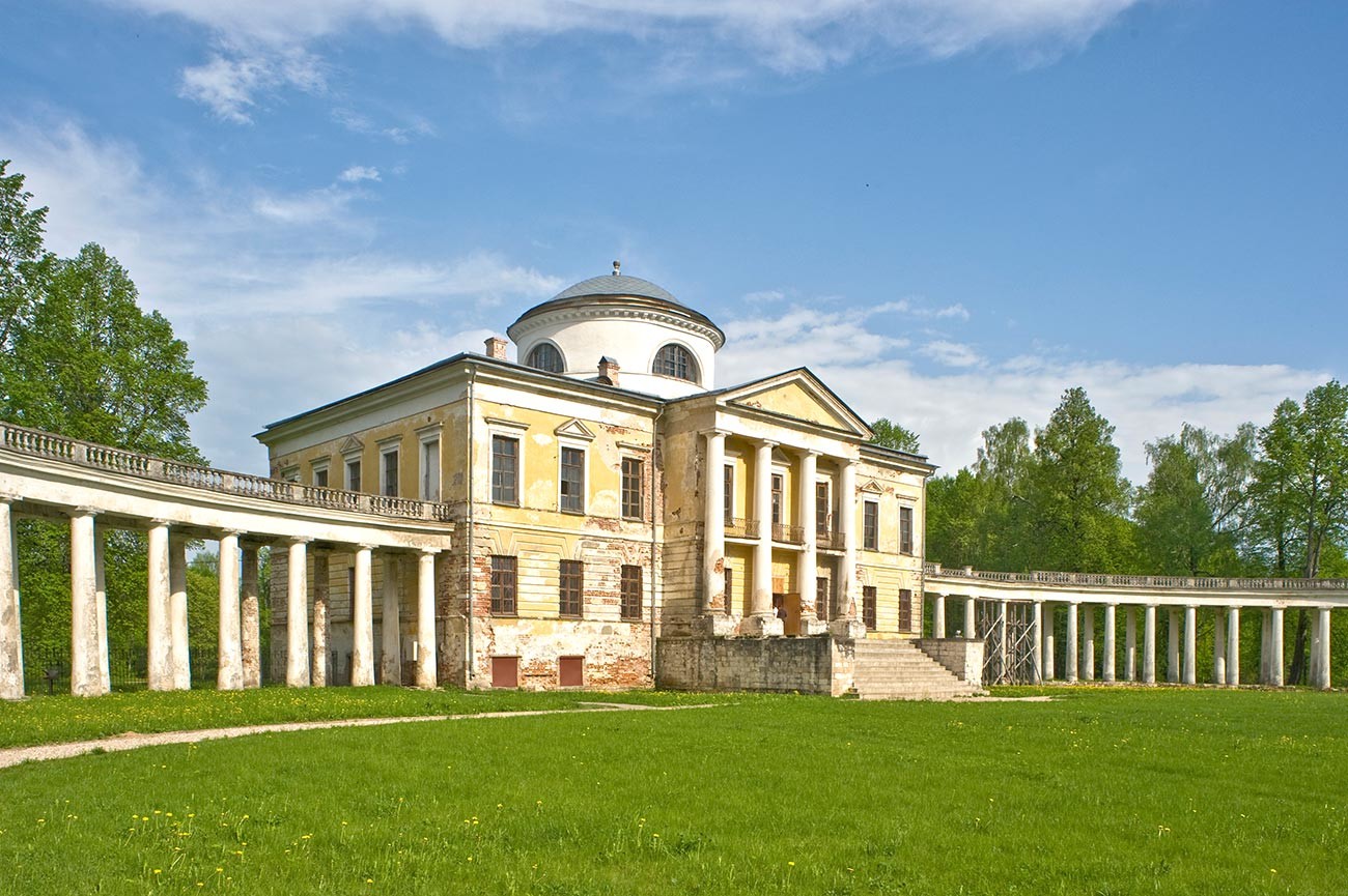 Znamenskoye-Rayok estate. Mansion & attached colonnade, west front. May 14, 2010.