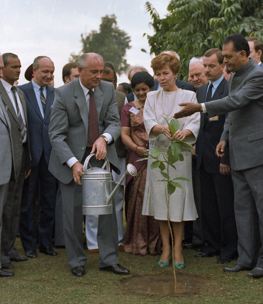 ゴルバチョフ夫妻がインドの訪問にて、1986年