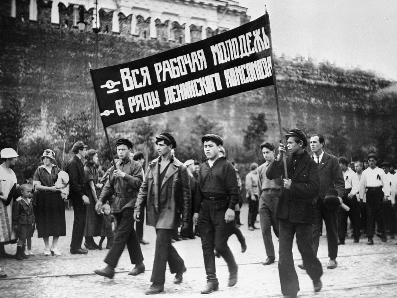 Защо руснаците се записват в Комсомола – младежката организация на СССР ...