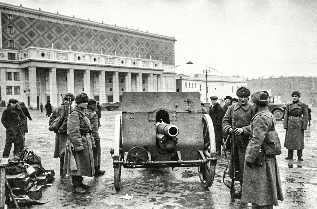 Une place de la capitale soviétique pendant la guerre
