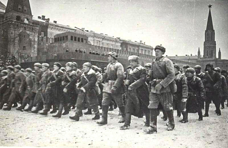 En dépit de la guerre, le 7 novembre 1941, date marquant le 24e anniversaire de la Révolution bolchévique, a été célébré par un défilé sur la place Rouge.
