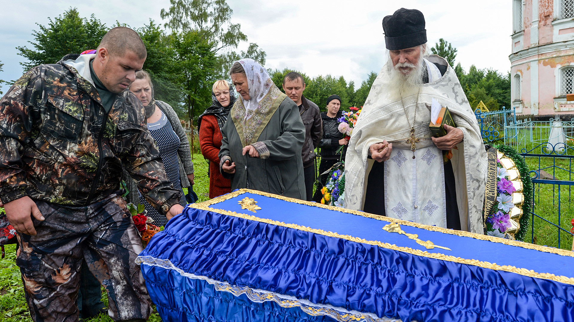 What is a typical Russian funeral like and how much does it cost