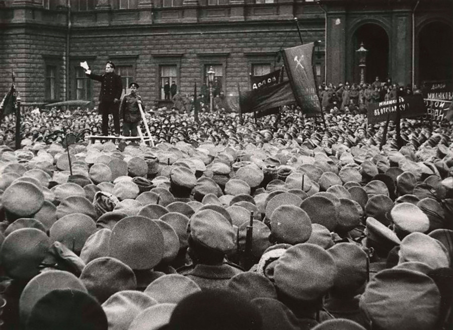 Апрельский кризис правительства. Демонстрация Большевиков 1917. Апрельские демонстрации 1917. Петроград 1917 апрельский кризис. Митинги Большевиков в 1917.