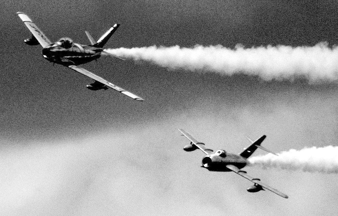 F-86 Sabre, преследван от МиГ-15