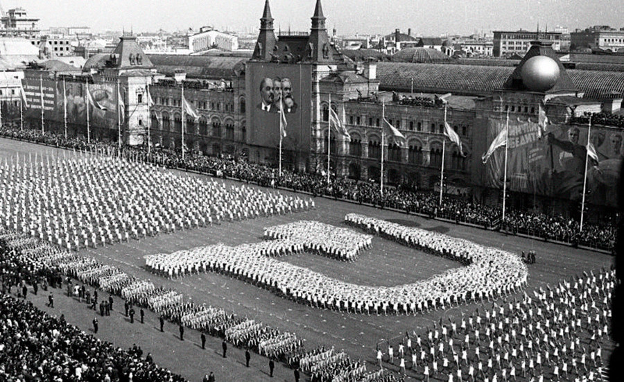 Parade Sportive Sur La Place Rouge De Moscou 1935