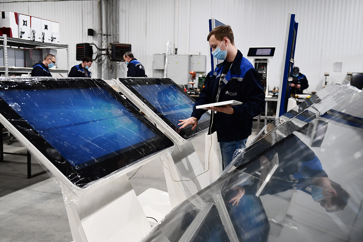 Production of contactless disinfectants in Yekaterinburg.