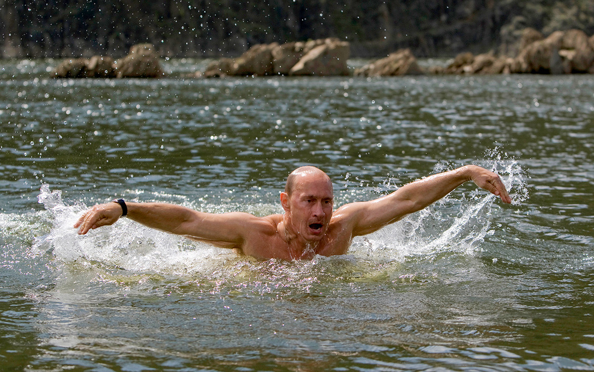 Russia's Prime Minister Vladimir Putin swims in a lake in southern Siberia's Tuva region August 3, 2009