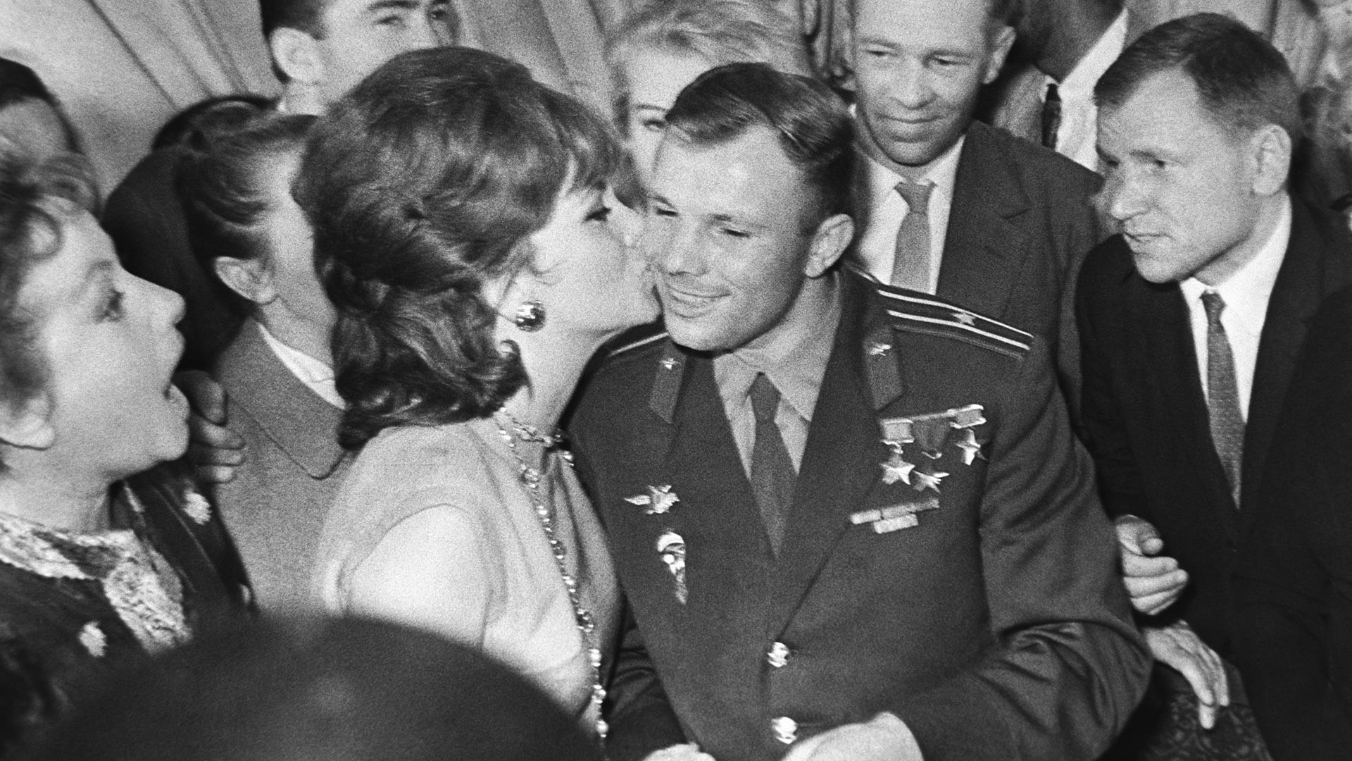 Die italienische Schauspielerin Gina Lollobrigida und die erste Person, die in den Weltraum fliegt, Held der Sowjetunion, Pilot-Kosmonaut der UdSSR, Juri Gagarin (Mitte), beim II. Internationalen Filmfestival in Moskau.