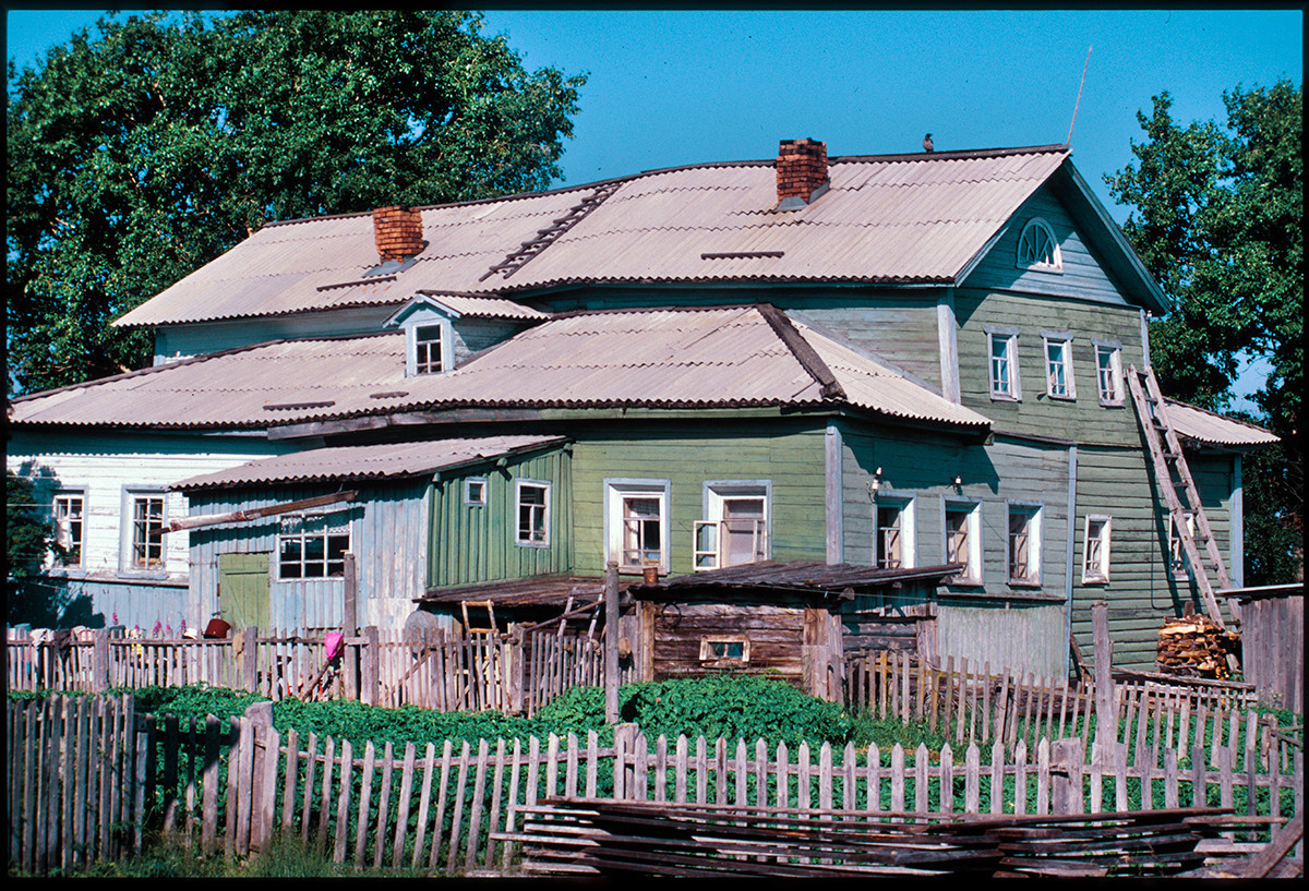 Varzuga, levi breg. Trgovska hiša sredi 19. stoletja. 21. julij 2001
