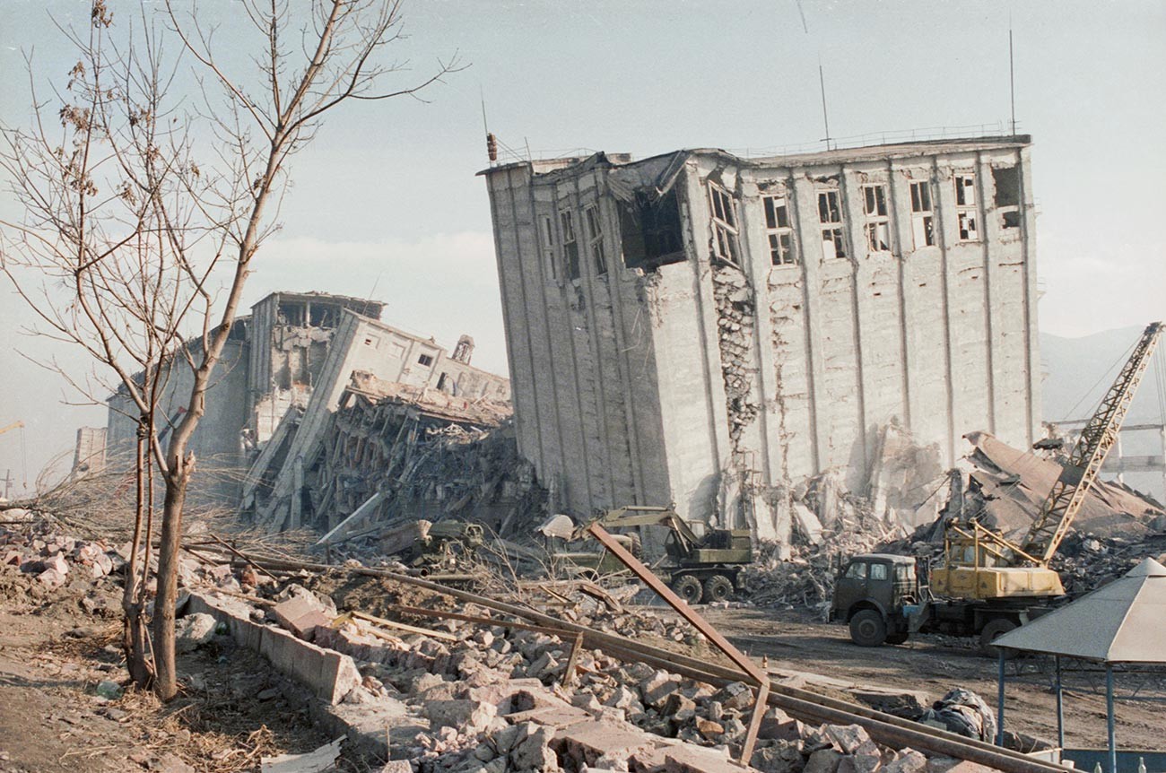 Ленинакан землетрясение сколько погибло. Спитак землетрясение 1988. Землетрясение в Армении Спитак. Землетрясение в Армении в 1988. Ленинакан землетрясение 1988.