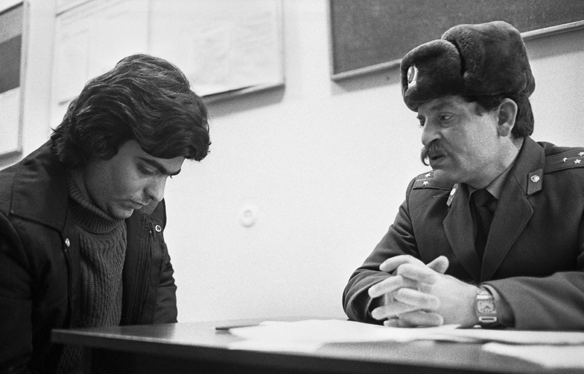 Moldavian SSR. Kishinev. December 31, 1987. Police inspector, Senior Lieutenant Georgy Bottsa (right) talking to Leonid Boiangiu in a medical detox center in Kishinev