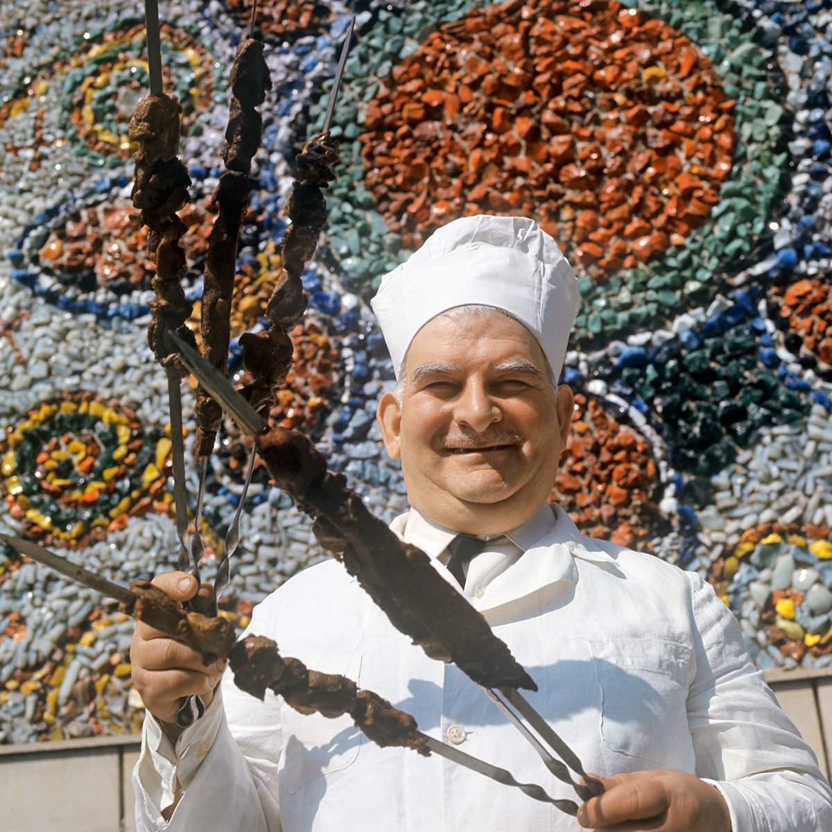 Повар несет шашлык в Грузинской ССР, 1971 год.