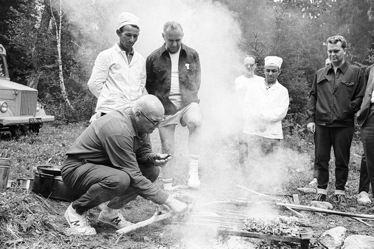 Cáucaso do Norte. Presidente do Conselho de Ministros da URSS Aleksei Kosiguin e presidente da Finlândia Urho Kekkonen grelhando carne, 1969
