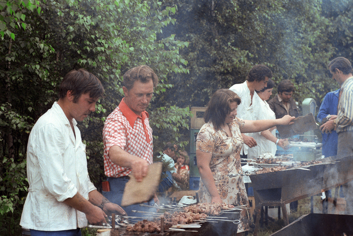 Primeiro cosmonauta alemão Sigmund Jähn fazendo chachlik com amigos soviéticos na Cidade das Estrelas, nos arredores de Moscou, 1978
