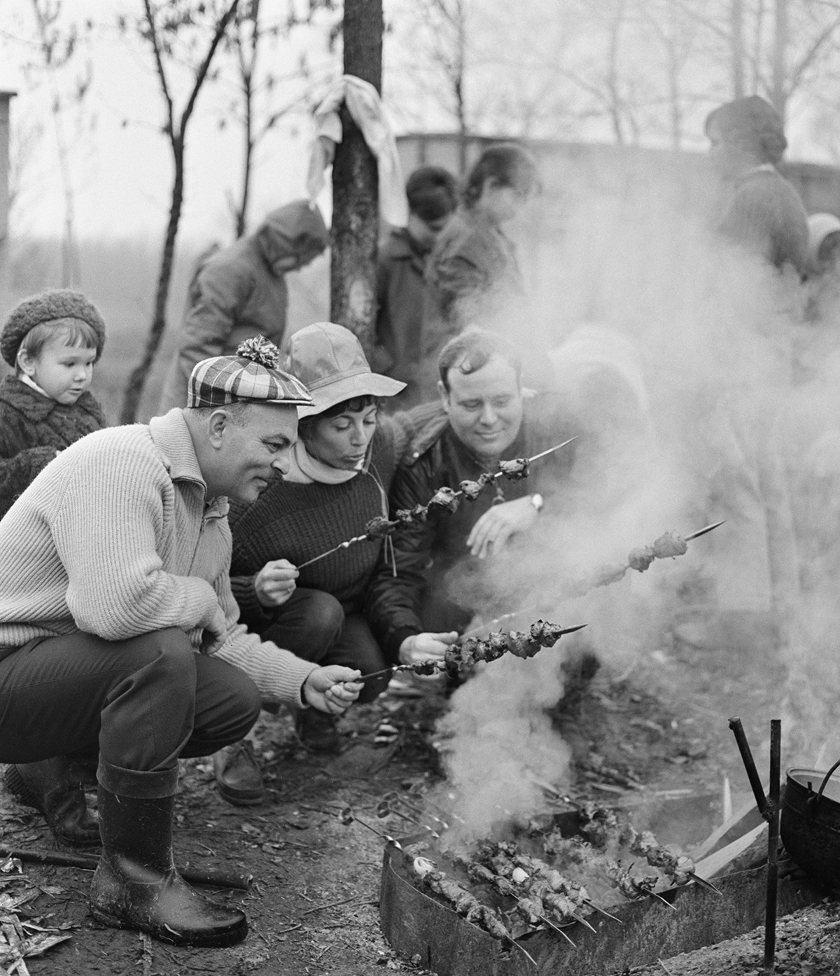 Engenheiros franceses, alemães e soviéticos grelhando carne em seu dia de folga em Grózni, 1970
