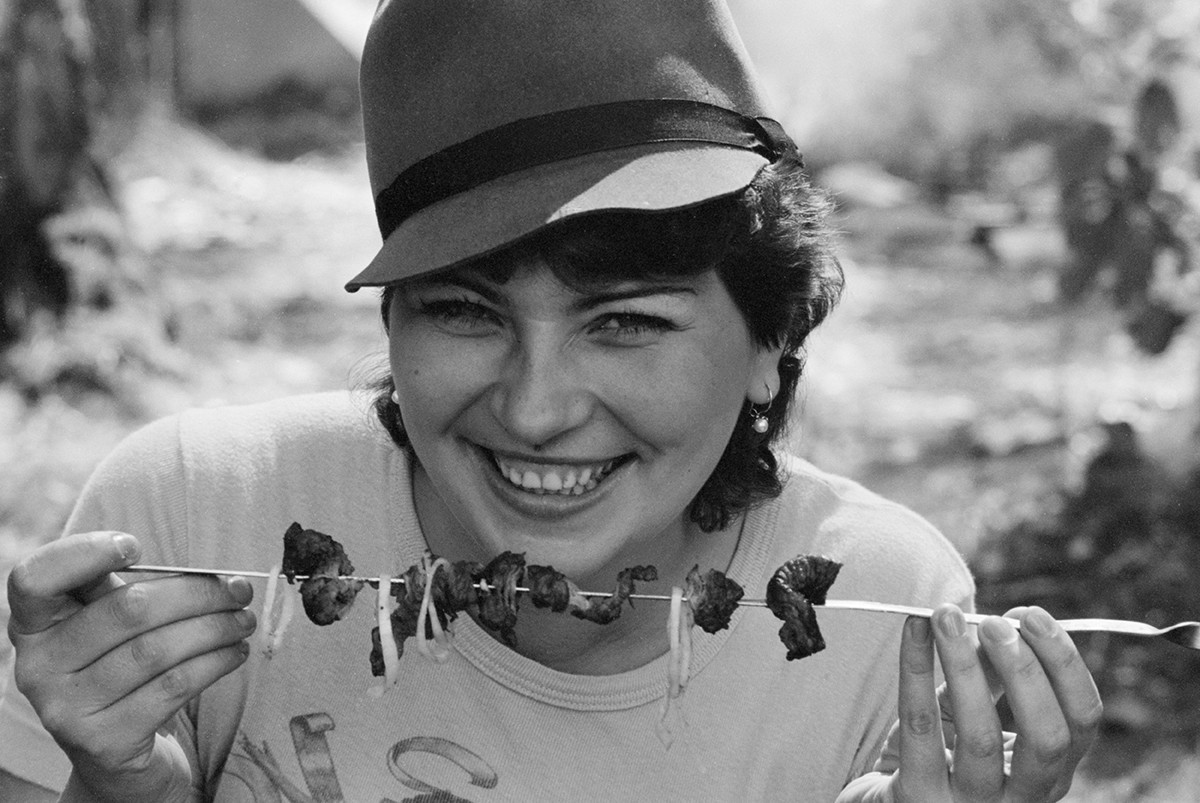 Moscovita Vera Cherbakova comendo chachlik, 1985