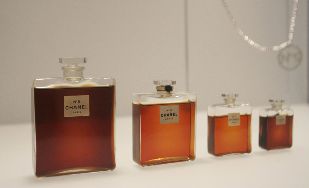 Chanel No. 5 und Rotes Moskau: Zwei legendäre Parfüms mit einer ...