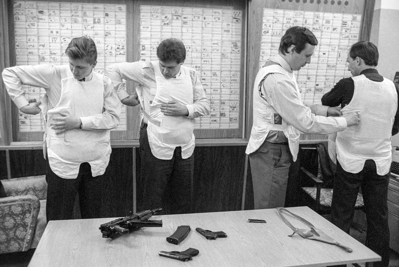 Empleados del servicio de seguridad del KGB de la URSS preparándose para el servicio