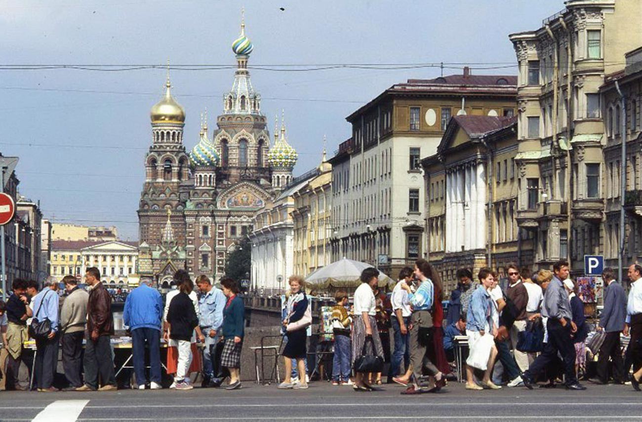 Pedestrians in front of the Church of the Savior on Blood, 1993