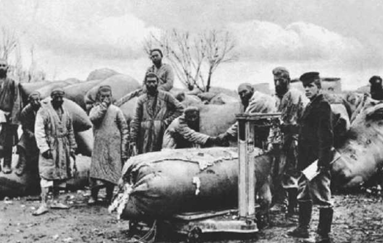 Receiving of cotton in Kokand.