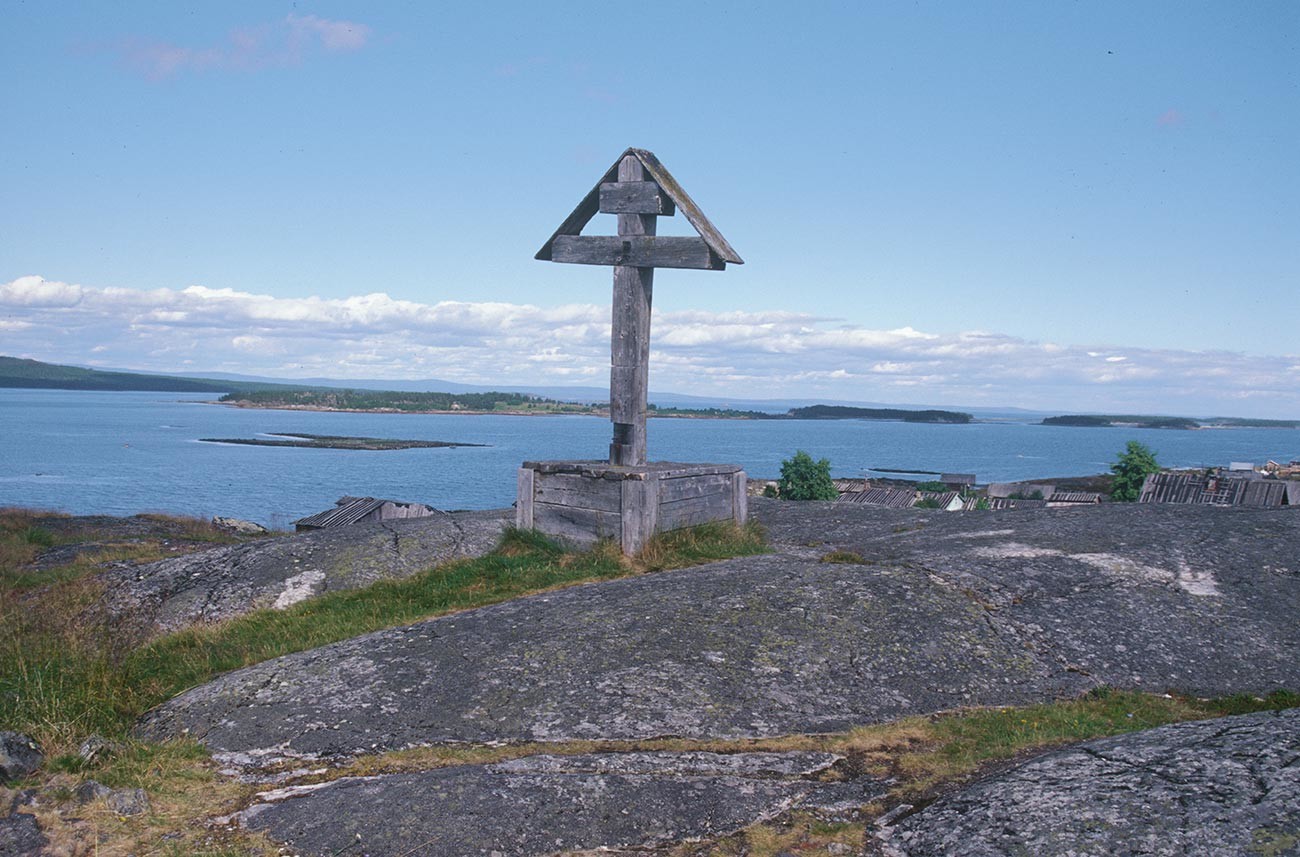 Kovda. Votive cross on granite outcropping overlooking Kandalaksha Bay. July 24, 2001