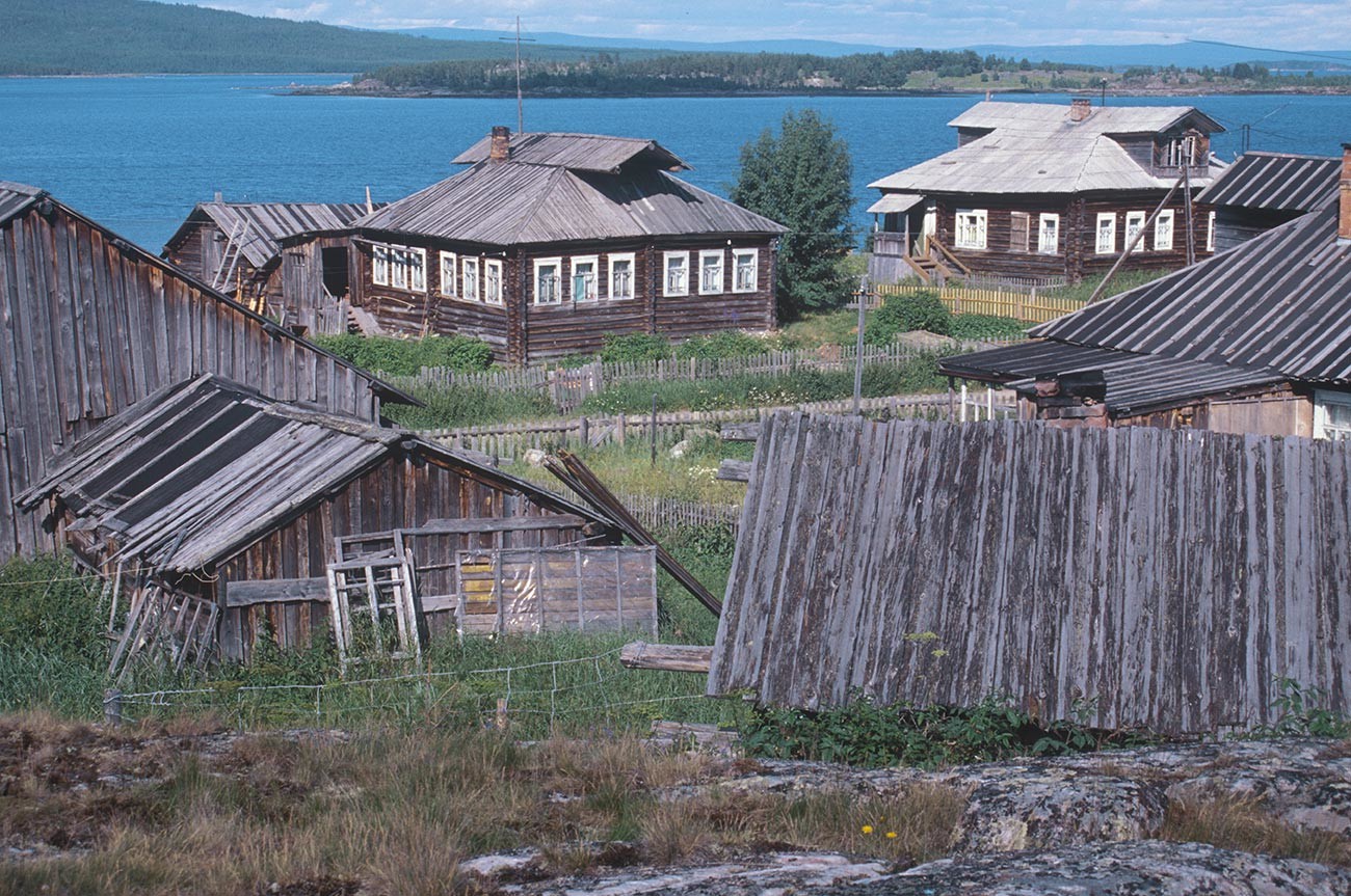 Kovda. Maisons en rondins surplombant la baie de Kandalakcha. Photographie: William Brumfield. 24 juillet 2001