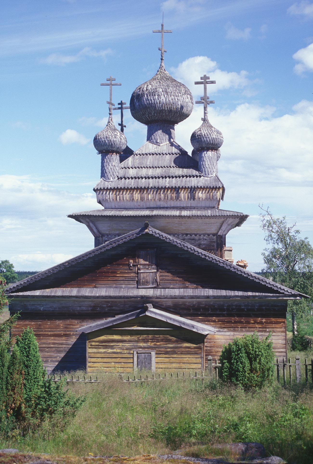 Virma. Église des Saints Pierre et Paul, vue ouest. Structure en rondins avec revêtement en planches. Photographie: William Brumfield. 7 juillet 2000