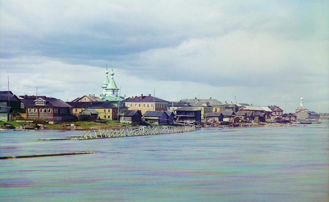 Village de Soroka (maintenant Belomorsk) sur la rivière Vyg. À gauche: l'église de la Trinité. À droite: Église des Saints Zosima et Sabbatius (toutes deux démolies en 1939). Photo: Sergei Prokoudin-Gorski. Été 1916