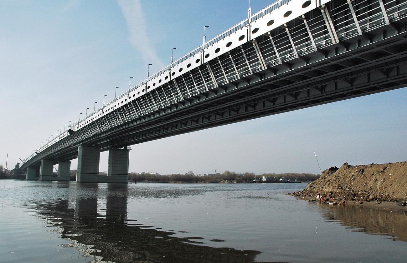 В града е открит двуетажен мост, кръстен на 60-годишнината от Победата. На долното ниво е тунелът на метрото, а отгоре минава автомагистрала с шест ленти. 