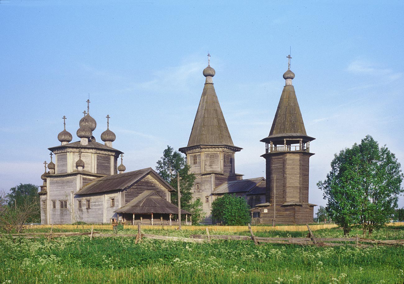 Lyadiny Pogost (Gavrilovskaya). From left: Epiphany Church, Intercession Church, bell tower. Northwest view. June 16, 1998