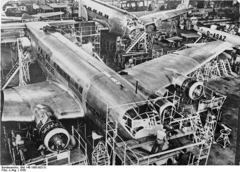 Aviones Ju-90 siendo fabricados en la Jukers-Werke de Dessau. 1938.