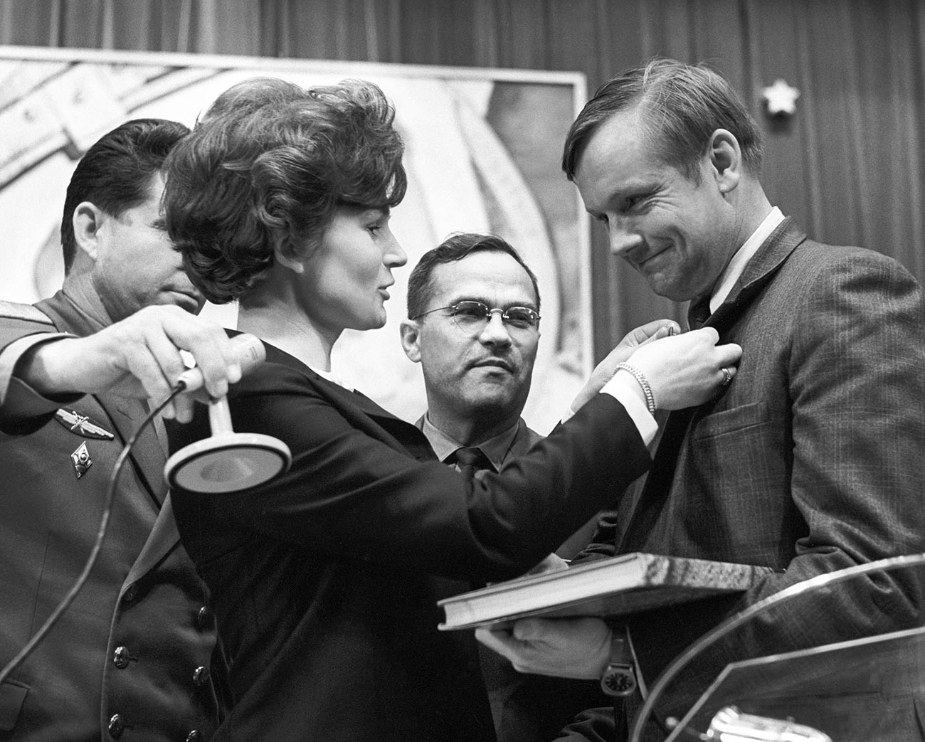Moscow region. American astronaut Neil Armstrong visited Star City. Valentina Tereshkova presented a souvenir to Neil Armstrong.