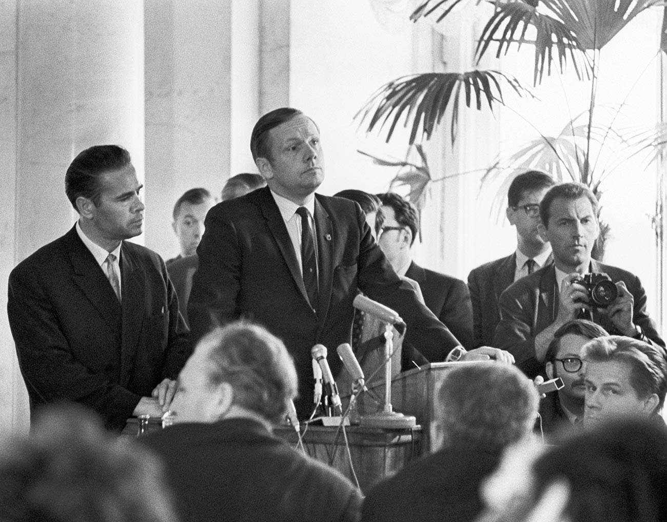 Moscow. American astronaut, the first person to set foot on the moon on July 20, 1969 during the Apollo 11 lunar expedition, Neil Armstrong (center) during a press conference at the USSR Academy of Sciences.