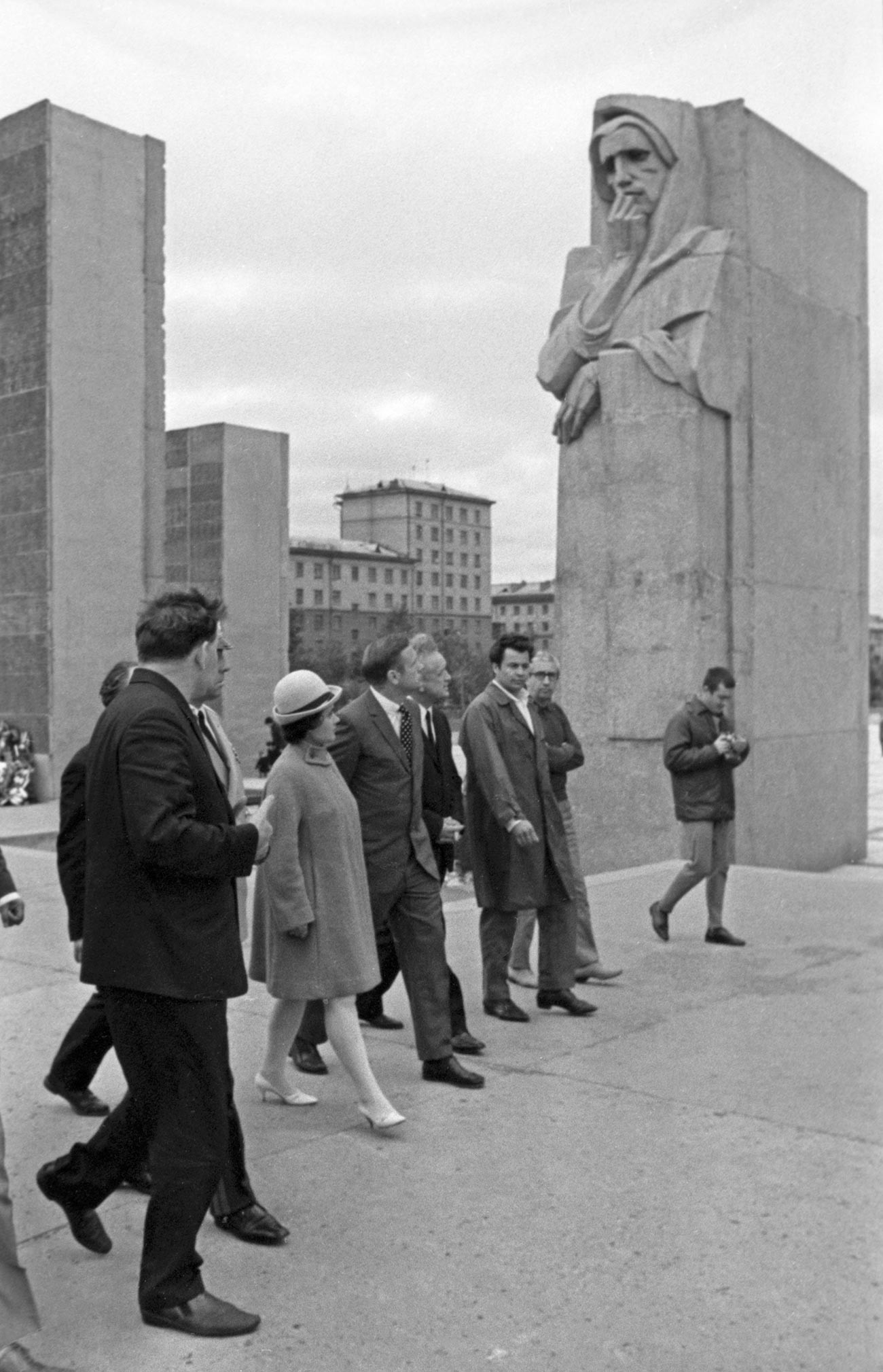 Armstrong visits the Glory Monument Memorial Complex in Novosibirsk.