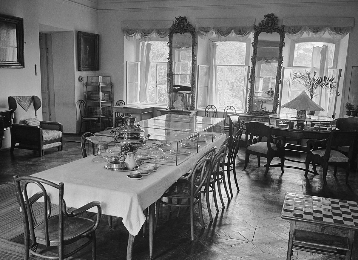 Tula Region, 1960. A dining room at the Yasnaya Polyana Museum-Estate of Leo Tolstoy.