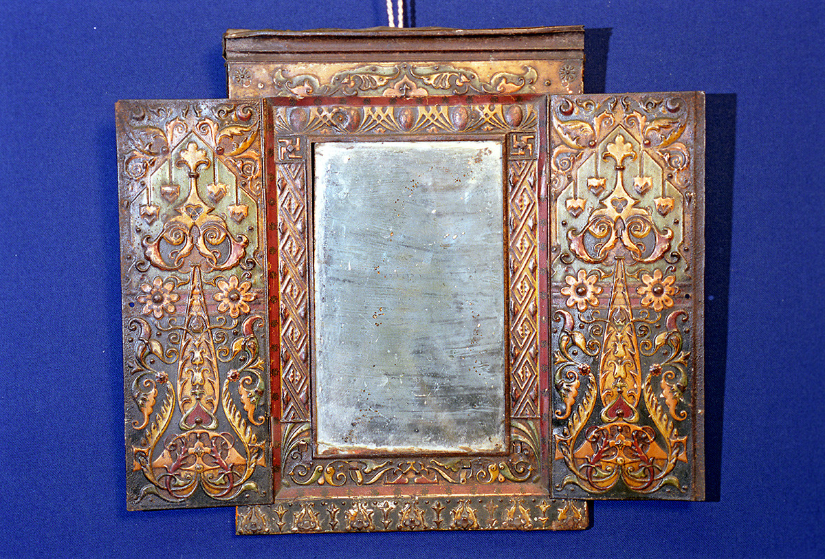 A mirror's frame, early XXth century. Kemerovo regional museum.