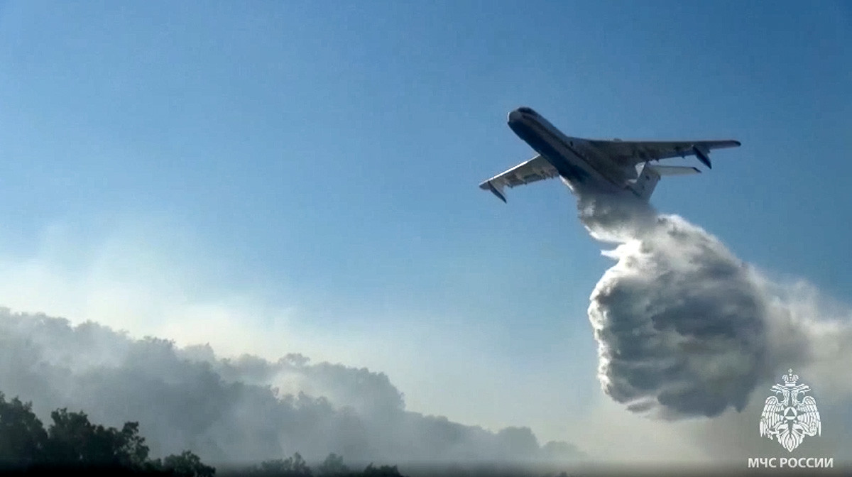 Un avion bombardier d'eau Be-200 du ministère russe des Situations d'urgence luttant contre les incendies en Iakoutie
