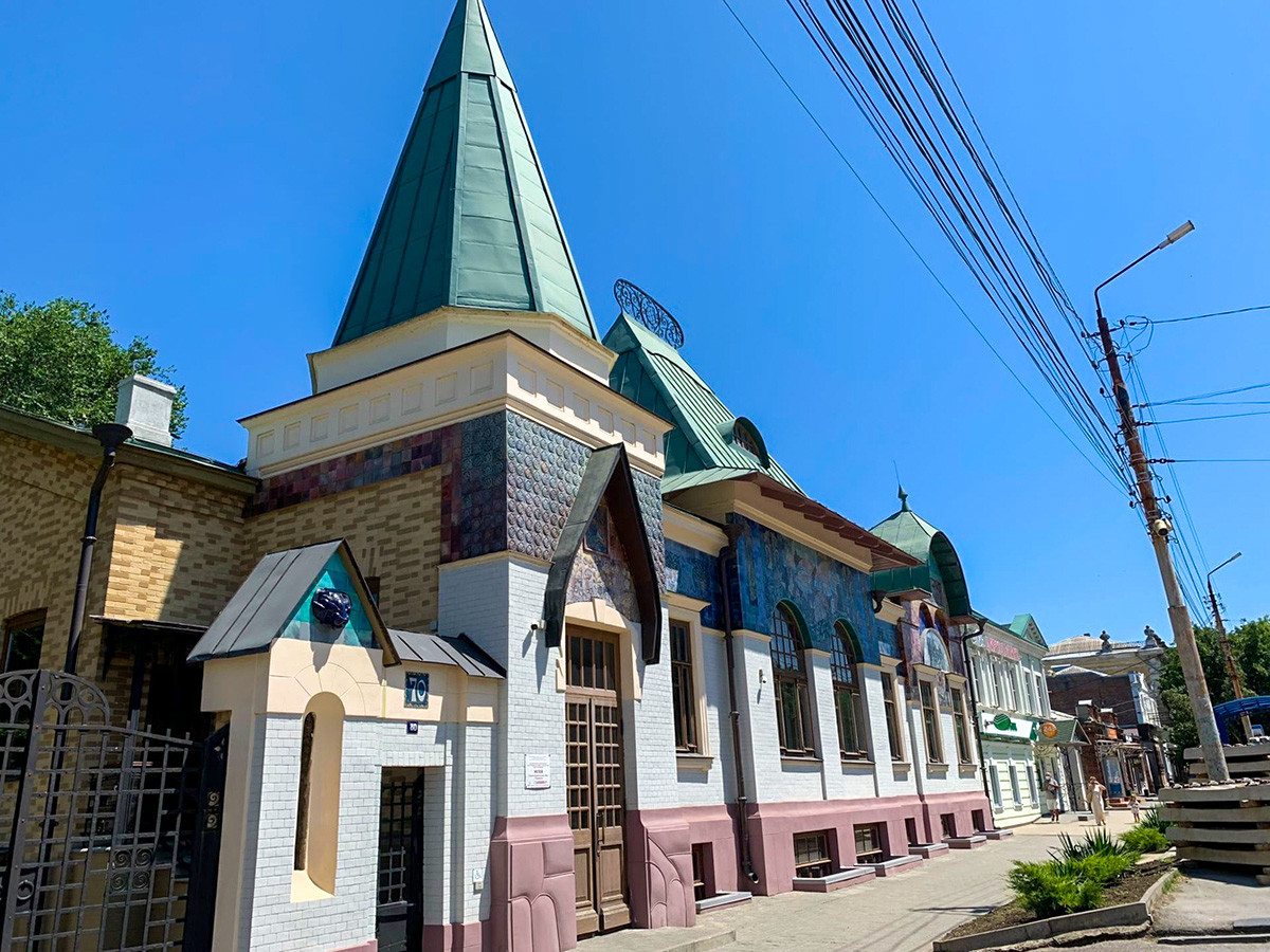 The Art Nouveau Manor House is a small copy of Moscow's Yaroslavsky Railway Station.