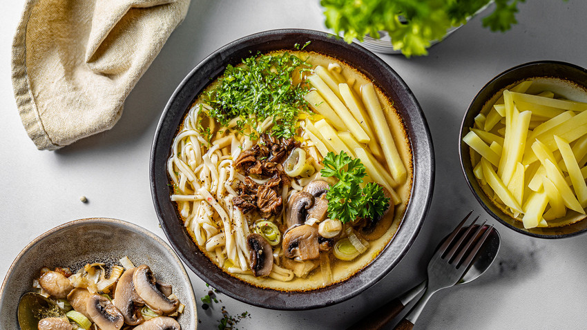 Traditionelles russisches Nudelgericht: Pasta-Pilzsuppe (REZEPT)