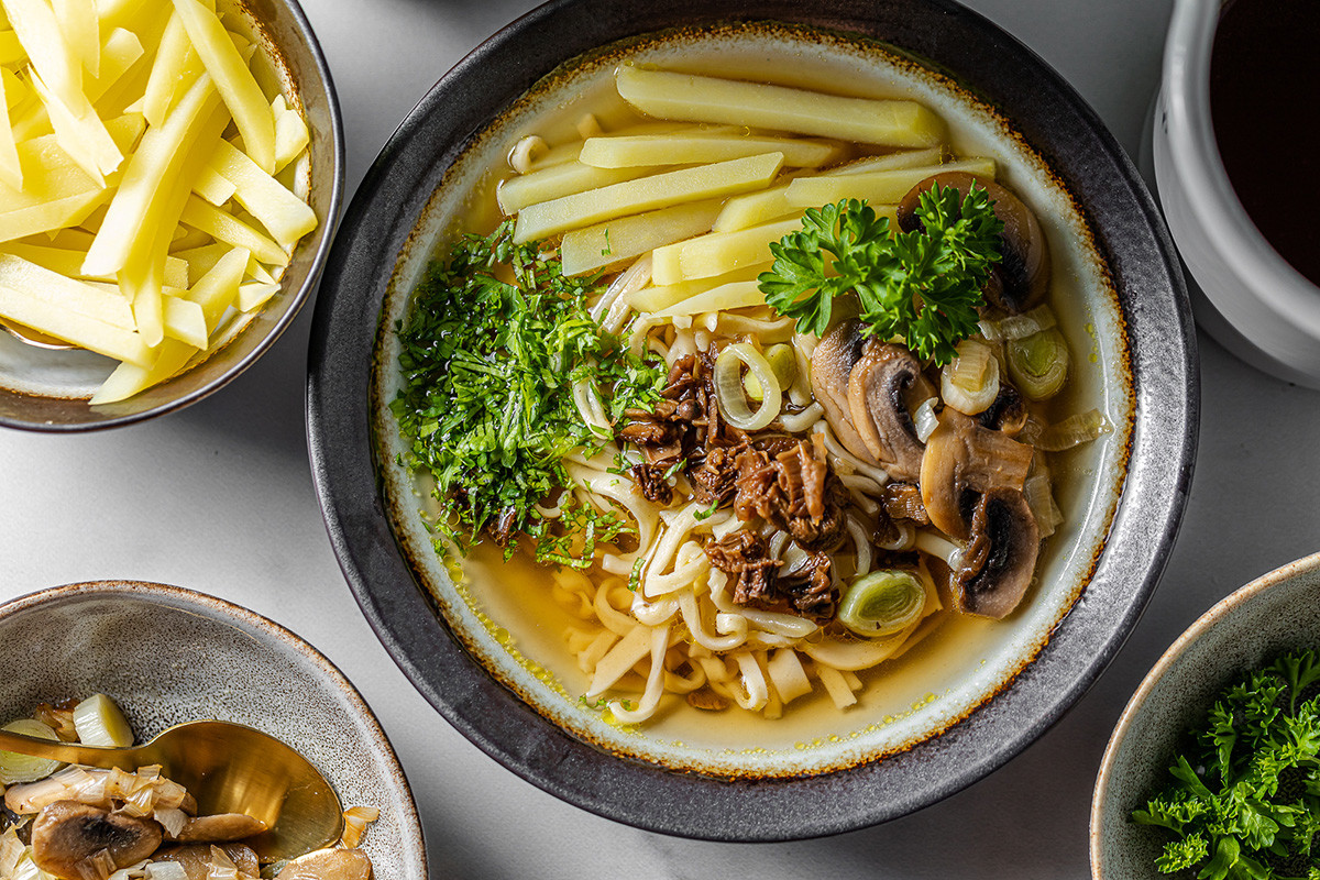 麺を使った古いロシアの伝統料理 キノコのヌードルスープ レシピ ロシア ビヨンド