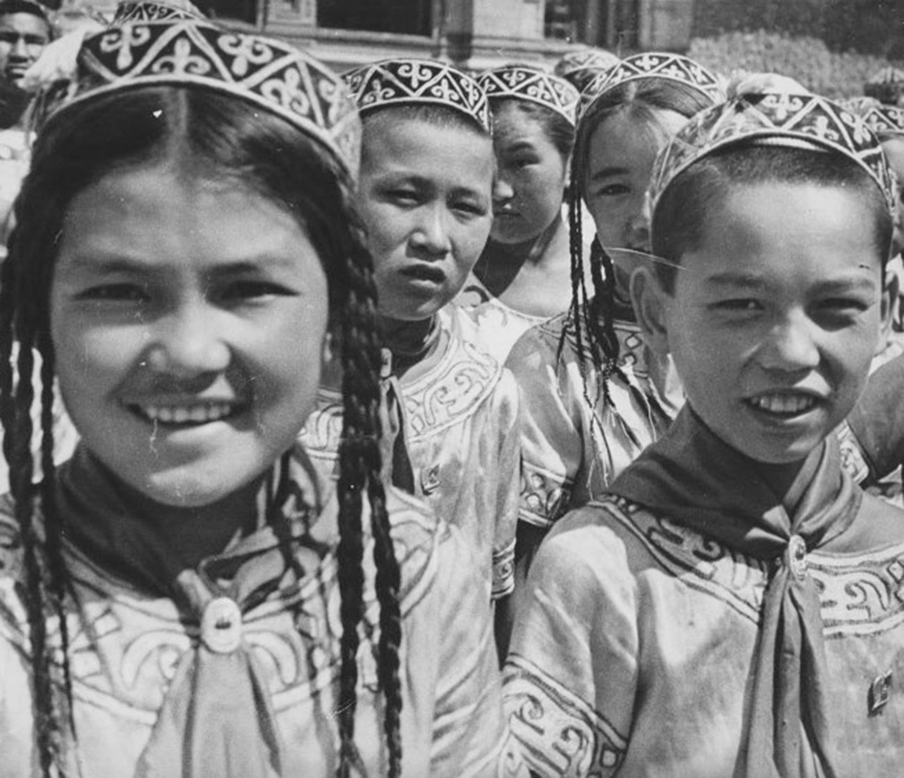 Pioneros de la República de Kazajistán visitan Moscú; 1935.