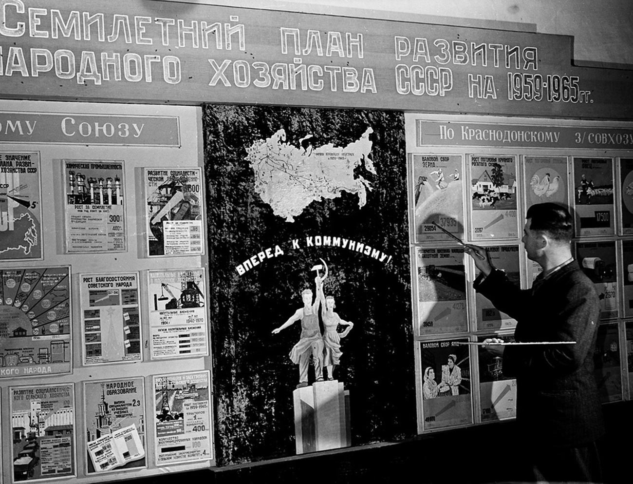 El ayudante del conductor de la cosechadora Fiódor Frolov estudia el plan de desarrollo agrícola de siete años en el Centro Comunitario Krasnodonski Sovjoz, República de Kazajistán; 1959.