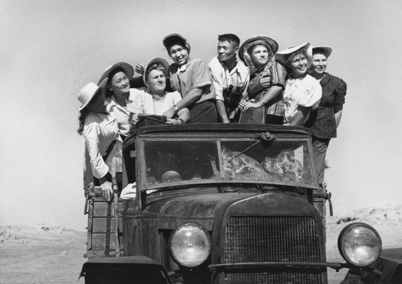 Estudiantes en las “tierras vírgenes”, RSS de Kazajstán; 1952.